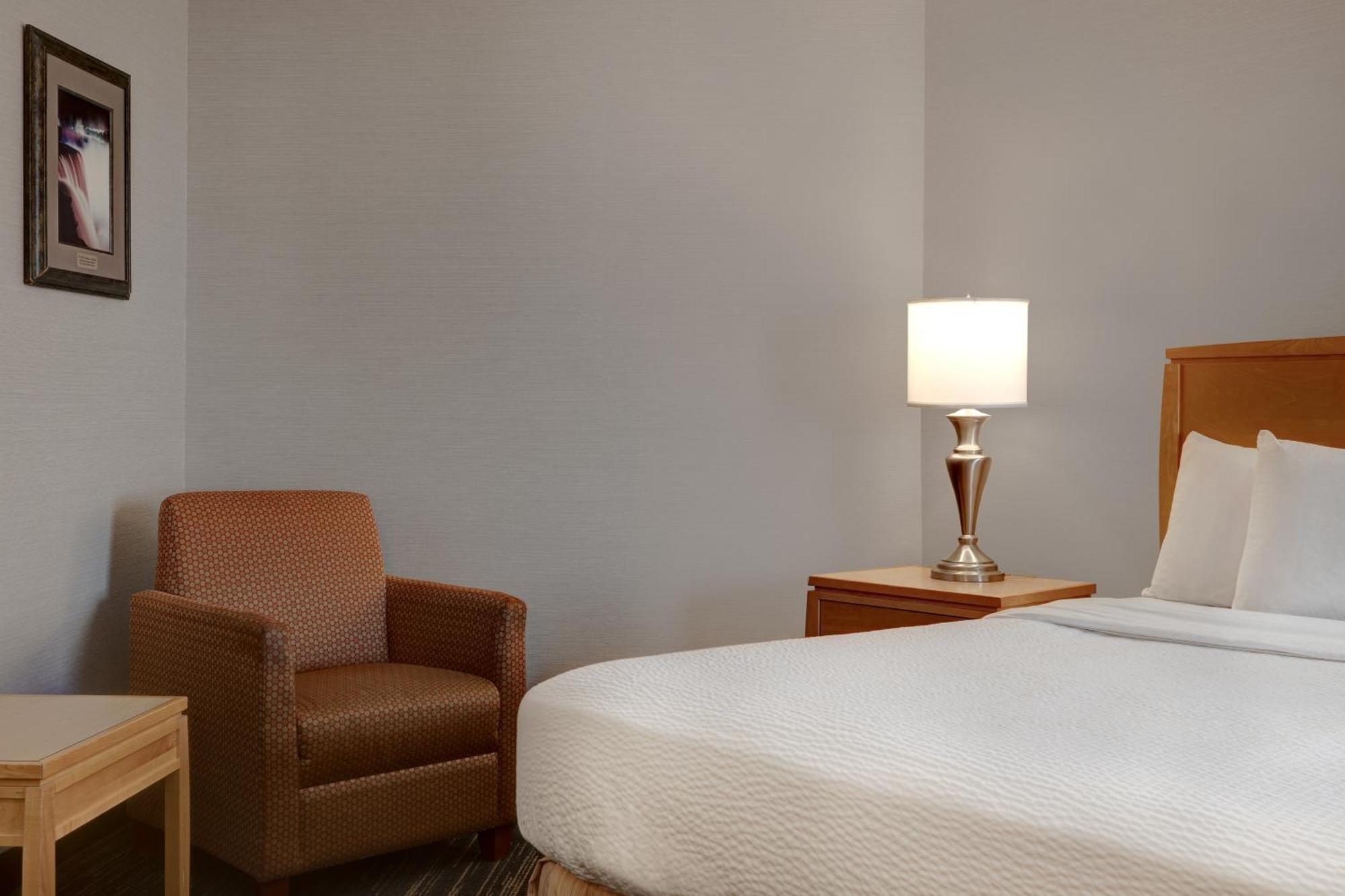 Days By Wyndham Near The Falls Hotel 2*